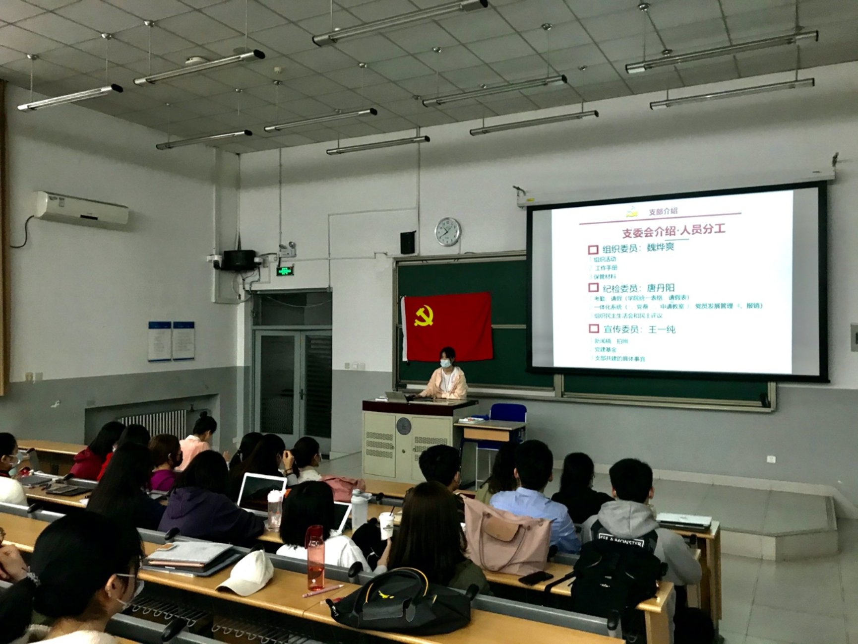 会议室里的人们

描述已自动生成