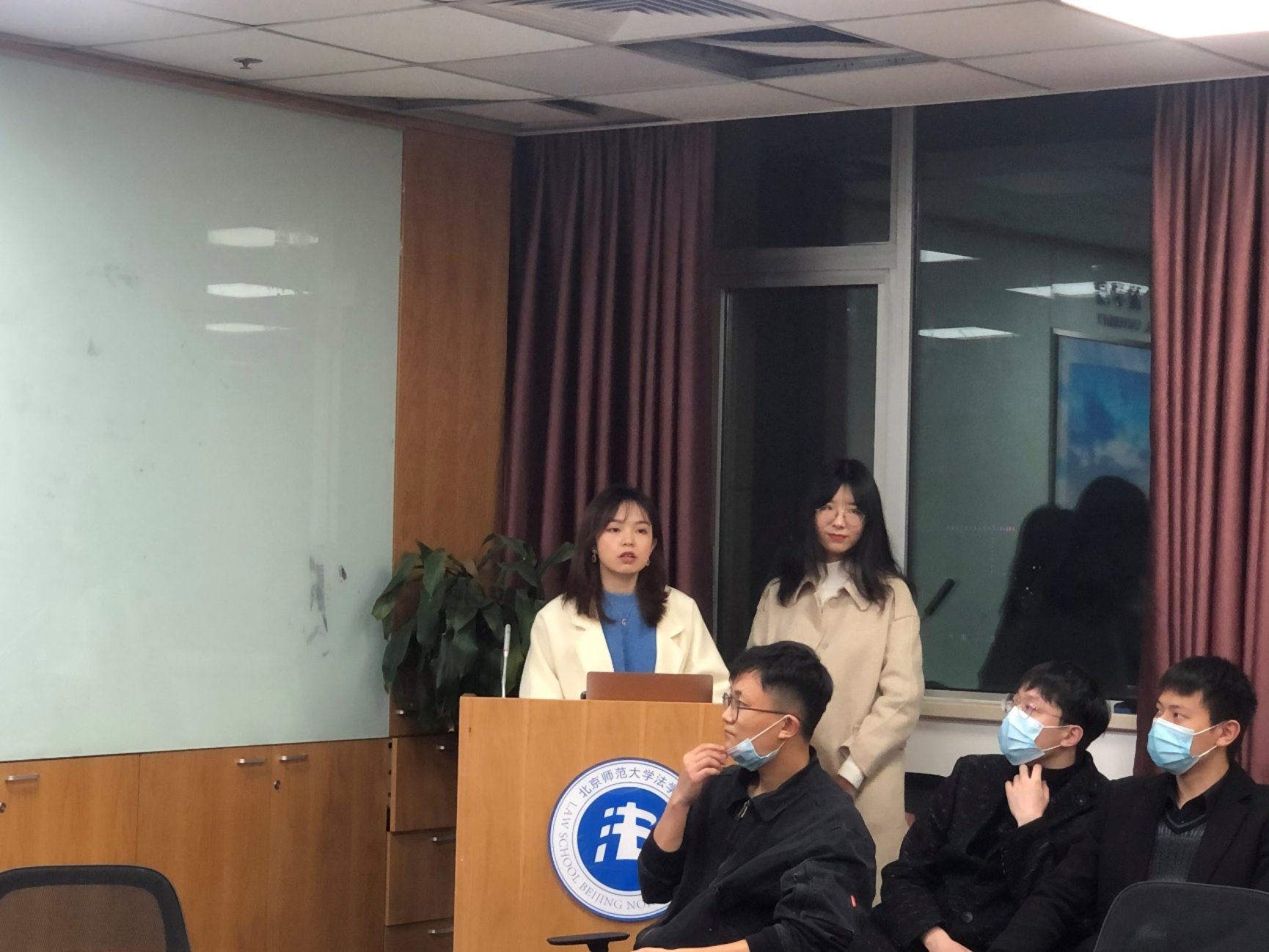 一群人在房间里

描述已自动生成