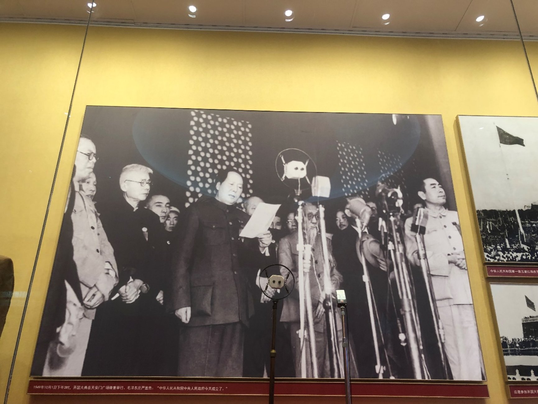 图片包含 照片, 男人, 桌子, 对着

描述已自动生成